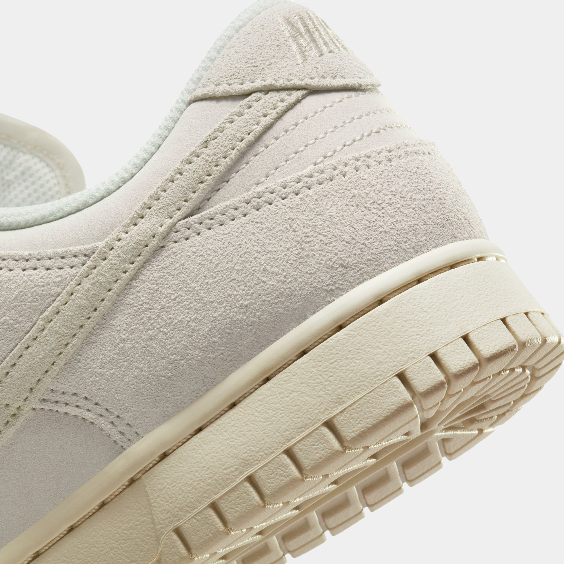 Dunk Low Retro SE Sneakers - Premium Brand Shoes for Men and Women